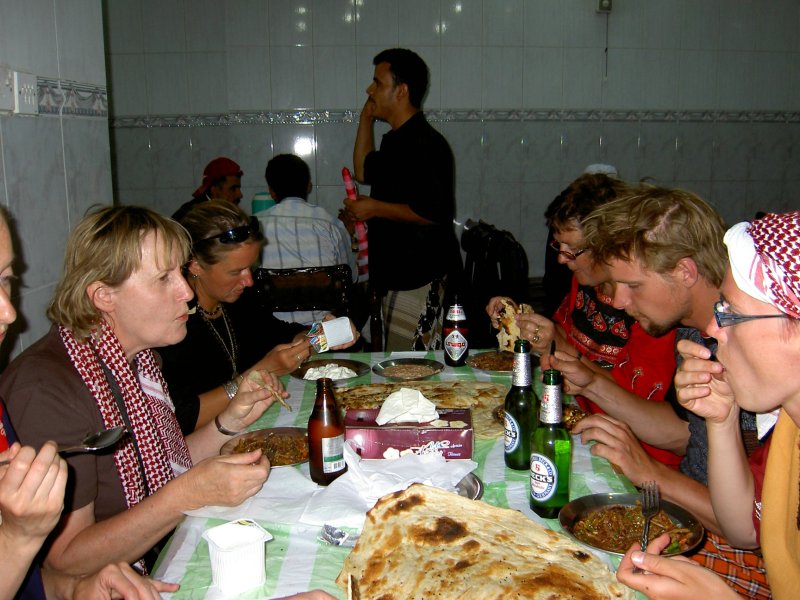 Jemen - večerja v lokalni restavraciji